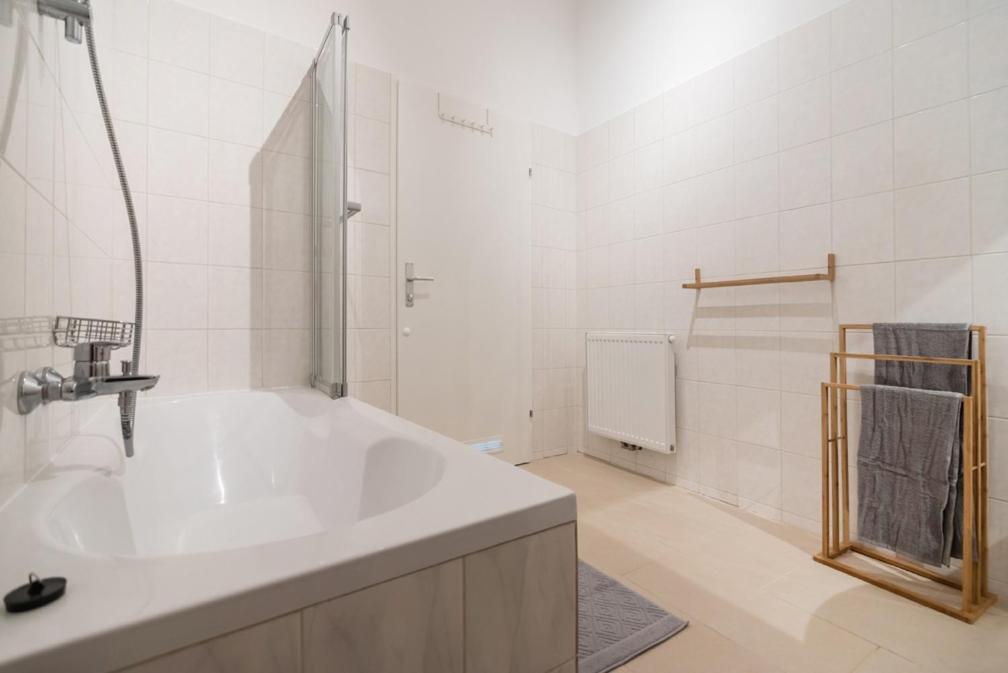 Caring Family Apartment Close To The Center Виена Екстериор снимка