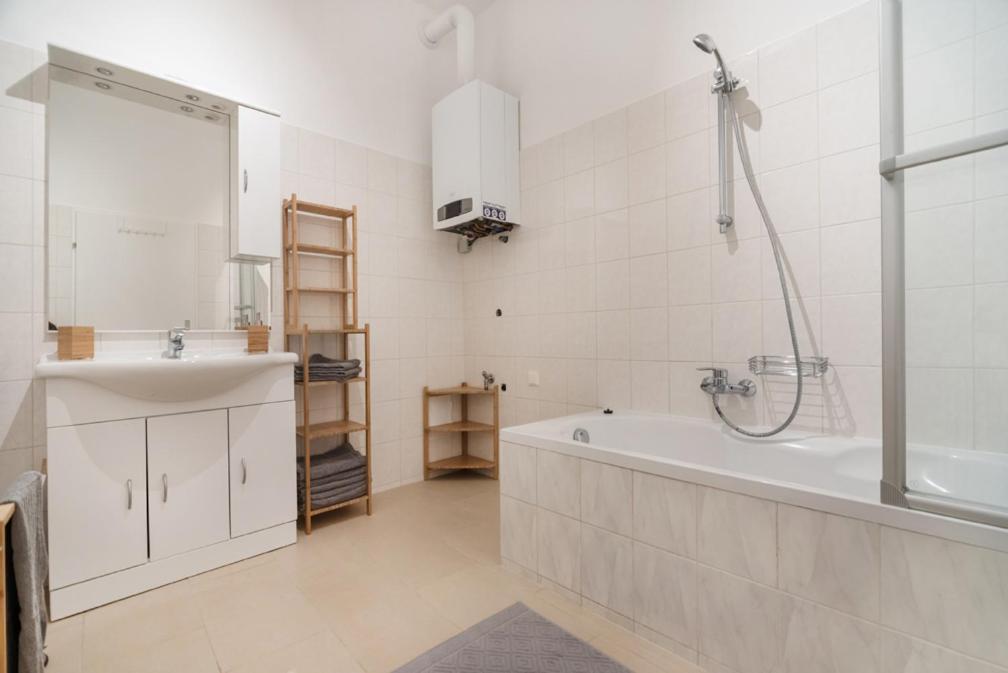 Caring Family Apartment Close To The Center Виена Екстериор снимка